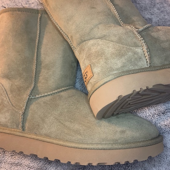 ✨ SOLD ✨ Ugg Classic Short II - Women’s Size 9 - Picture 2 of 5